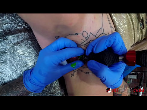❤️ Extrem tätowierte Hottie Sully Savage hat ein Tattoo auf ihrer Klitoris ️ Sluts bei uns ﹏